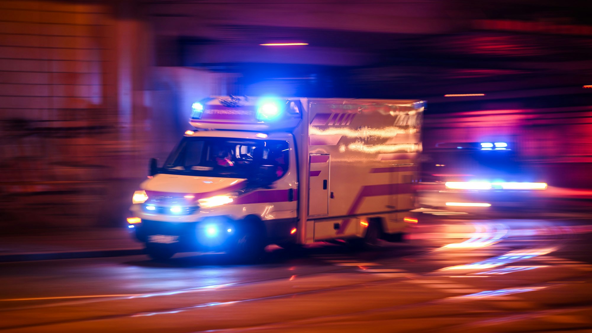 Ein Rettungswagen fährt mit Blaulicht zu einem Einsatz (Symbolfoto).
