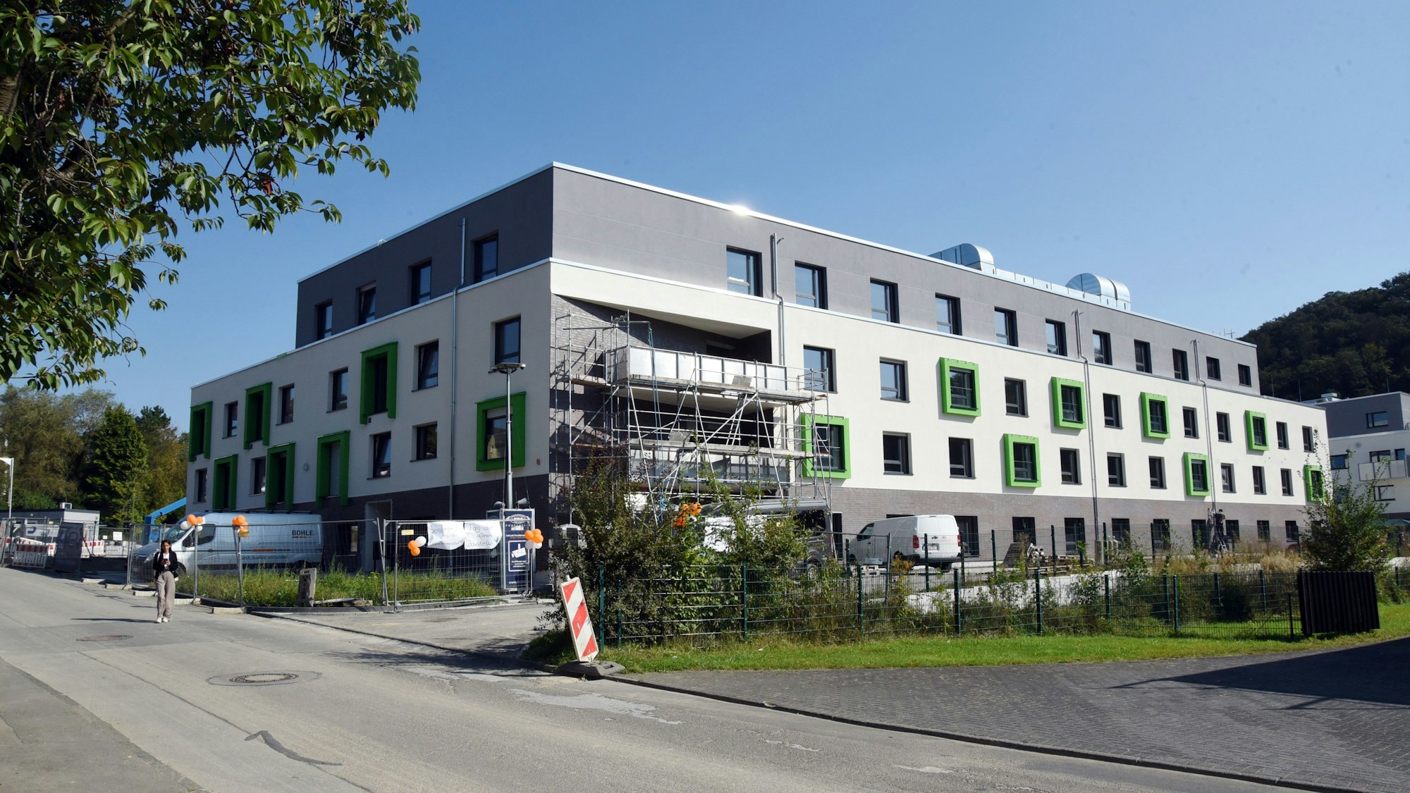 Ein viergeschossiges Gebäude.