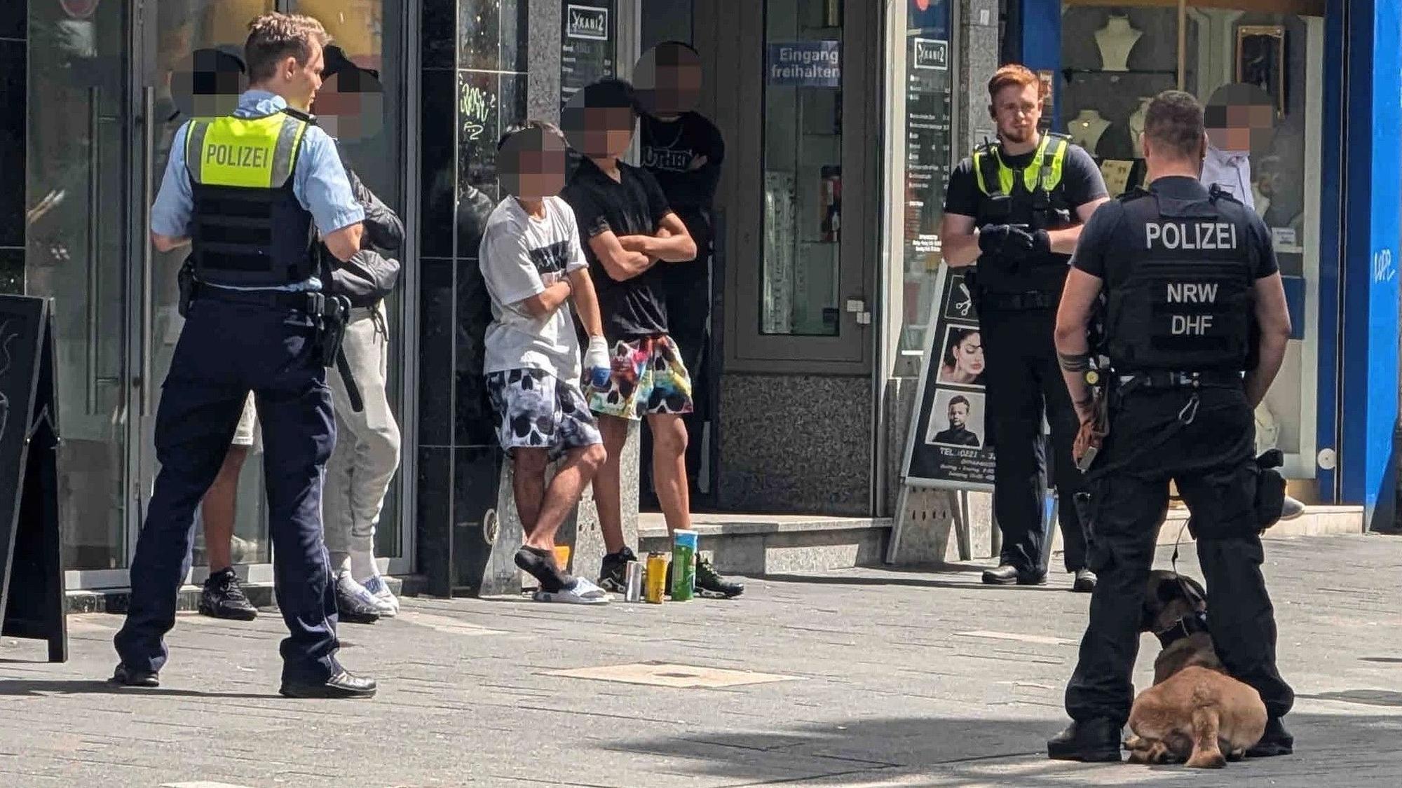 Im Zusammenhang mit einem Goldkettenraub stellt die Polizei am Eigelstein mehrere Jugendliche (14.07.2024).