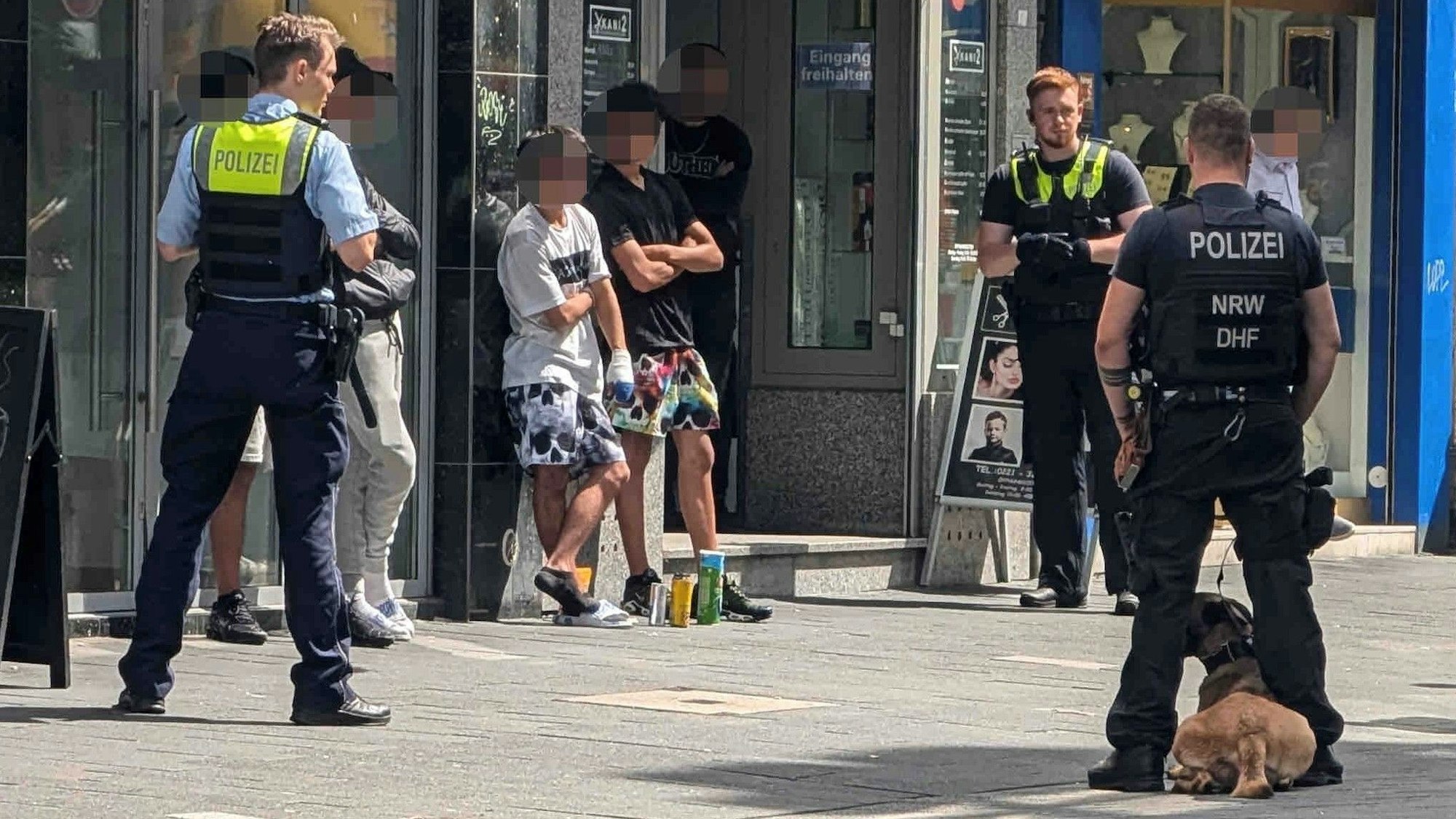 Im Zusammenhang mit einem Goldkettenraub stellt die Polizei am Eigelstein mehrere Jugendliche (14.07.2024).