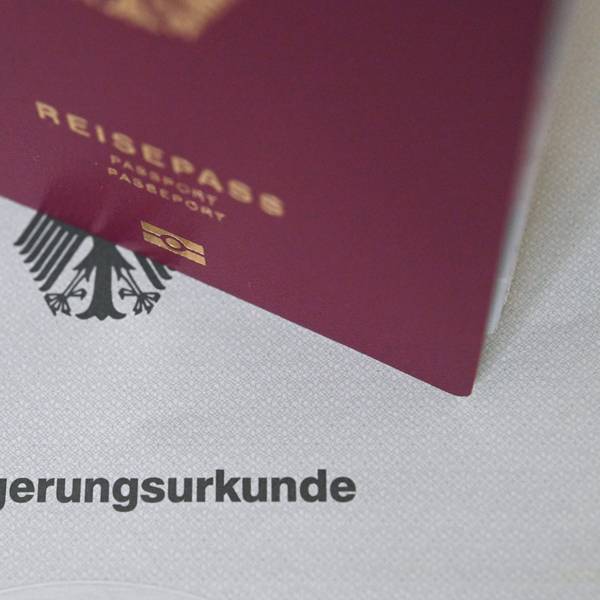 Reisepass steht auf einer Einbürgerungsurkunde.