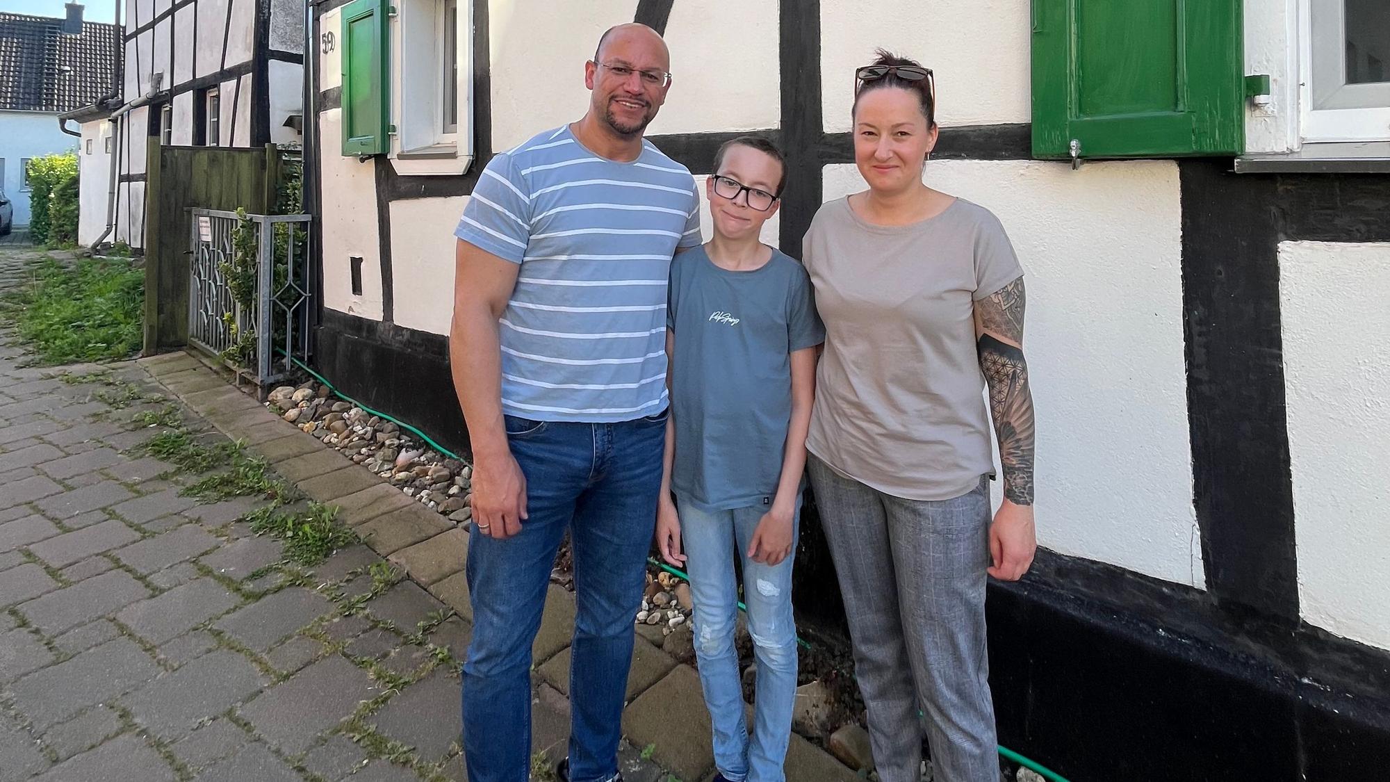 Familie vor Fachwerkhaus