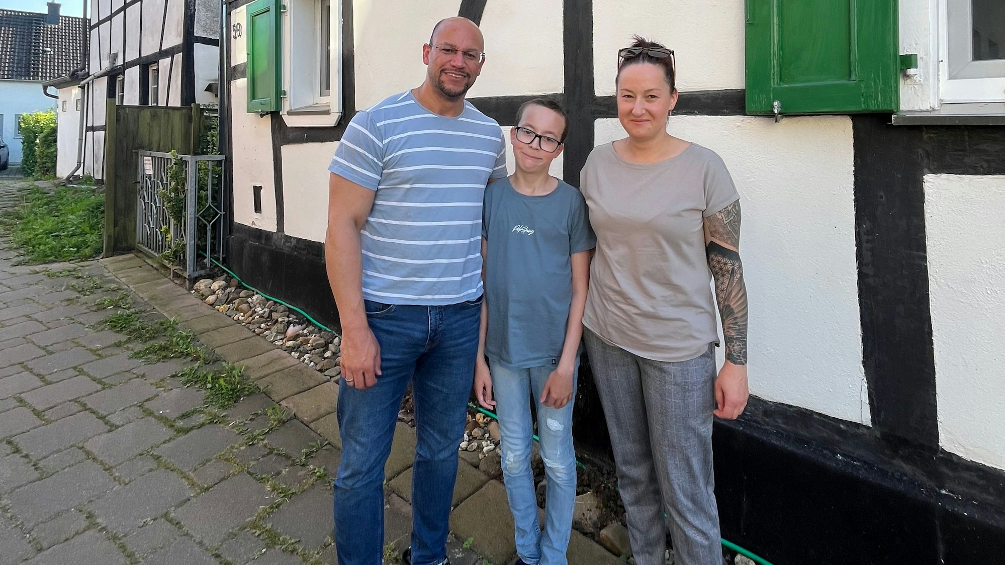 Familie vor Fachwerkhaus