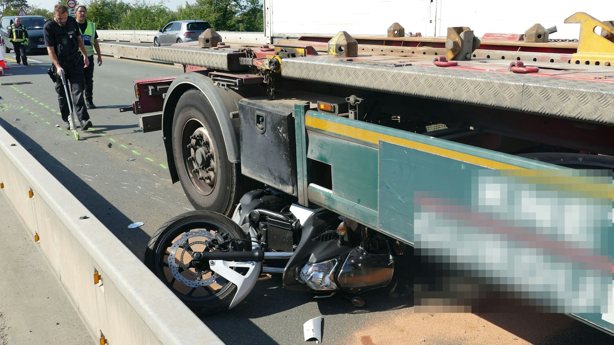 Der Lkw schleifte das Motorrad mehrere Meter unter dem Anhänger mit.
