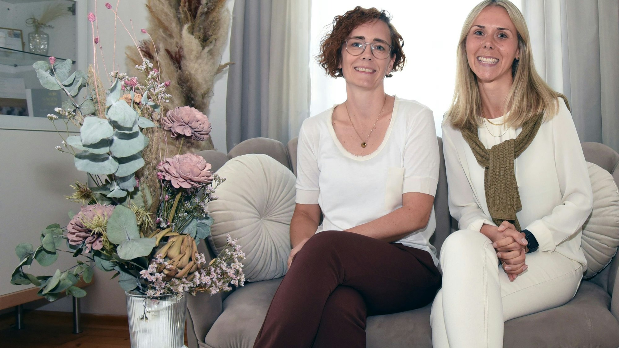 Planen und arrangieren den schönsten Tag: Daniela Schmidt (links) und Sarah Hopmann arbeiten gemeinsam als Hochzeitsplanerinnen. Ihr Büro haben die beiden in der Wiehler Ortschaft Oberwiehl.