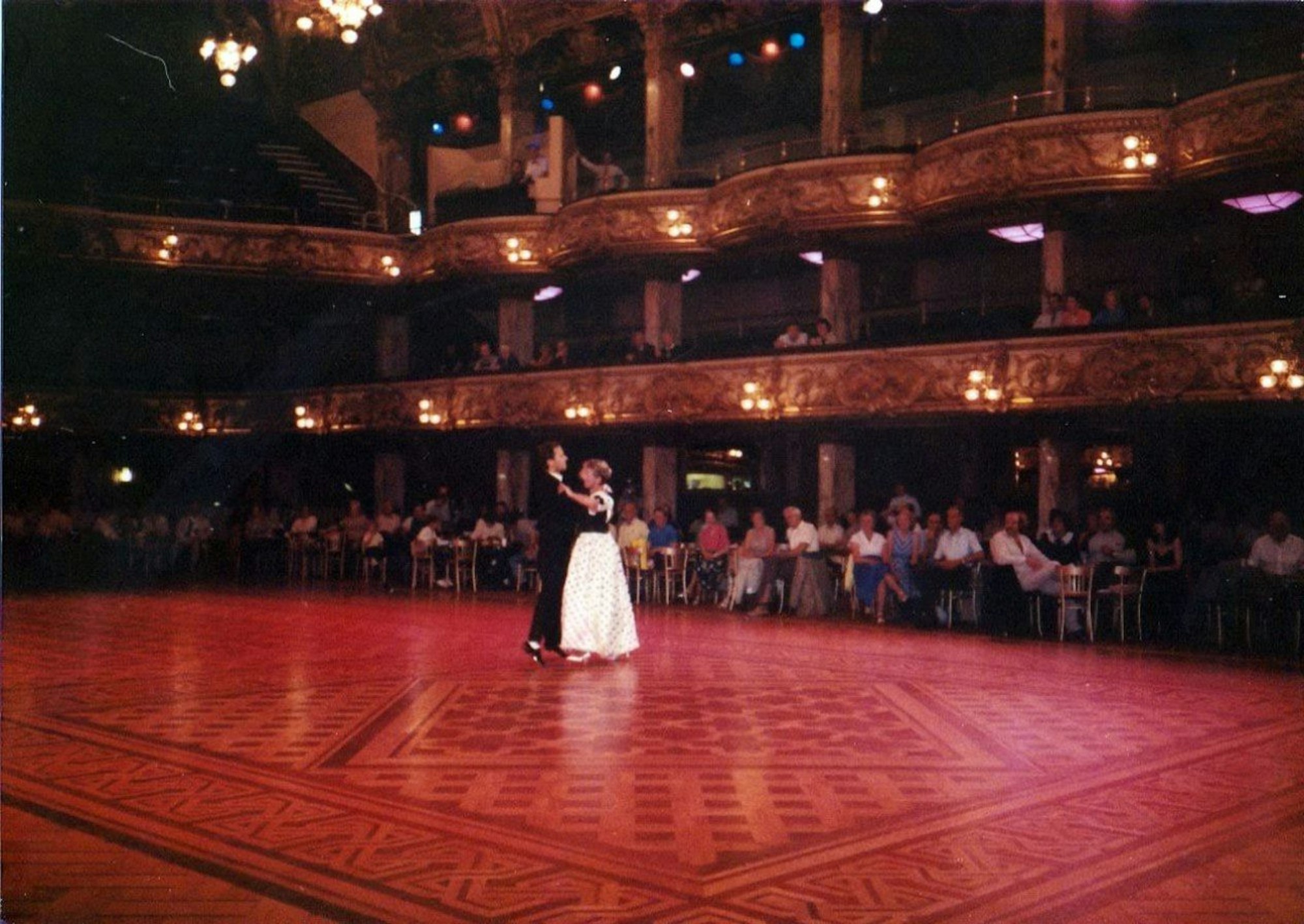 Wenige Tage nach der Flucht aus der DDR tanzen Evelyn und Hans-Georg Stallnig im Ballsaal von Blackpool, dem Mekka des Tanzsports.
