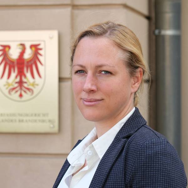 Lena Kotré, hier vor einer Urteilsverkündung des Verfassungsgerichtes Brandenburg 2022, sorgt mit Wahlkampfgeschenken für Aufsehen.