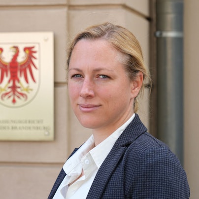 Lena Kotré, hier vor einer Urteilsverkündung des Verfassungsgerichtes Brandenburg 2022, sorgt mit Wahlkampfgeschenken für Aufsehen.