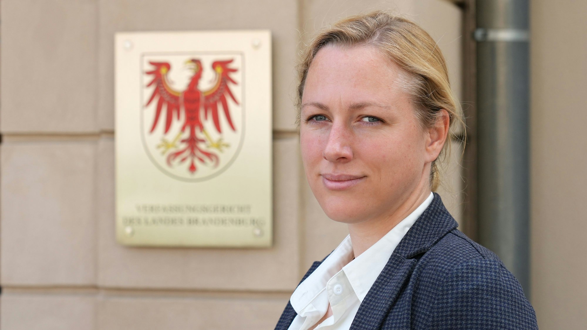 Lena Kotré, hier vor einer Urteilsverkündung des Verfassungsgerichtes Brandenburg 2022, sorgt mit Wahlkampfgeschenken für Aufsehen.