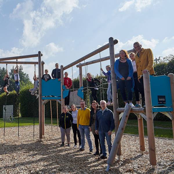 Sportfreunde aus Hellenthal und von der Gemeindeverwaltung haben sich fürs Foto rund um das neue Sportgerät am Weißen Stein aufgestellt.