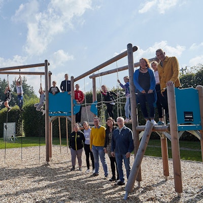Sportfreunde aus Hellenthal und von der Gemeindeverwaltung haben sich fürs Foto rund um das neue Sportgerät am Weißen Stein aufgestellt.