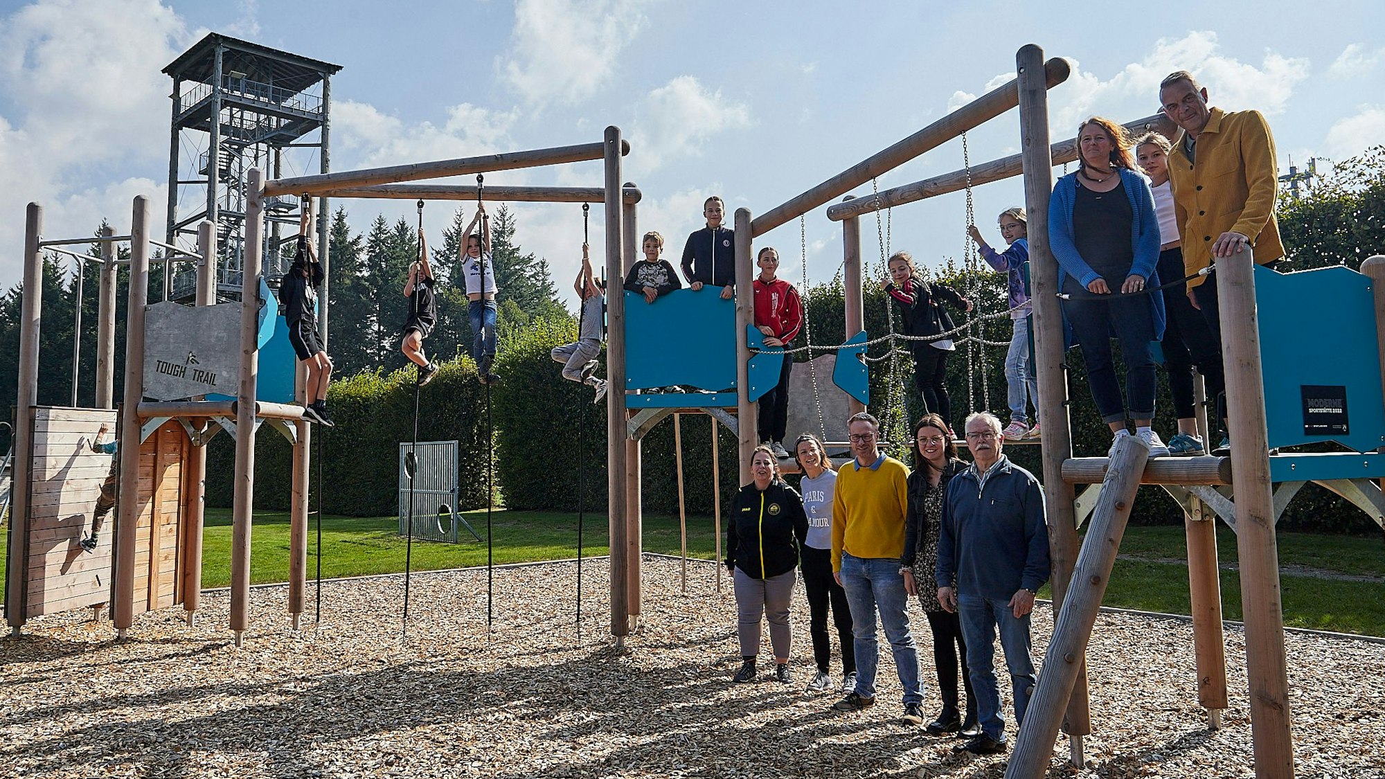 Sportfreunde aus Hellenthal und von der Gemeindeverwaltung haben sich fürs Foto rund um das neue Sportgerät am Weißen Stein aufgestellt.