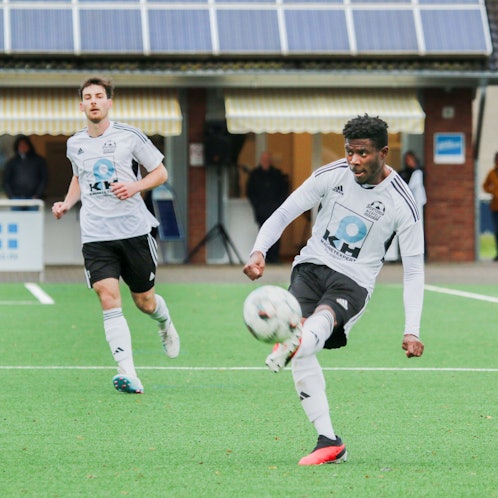 Nierfelds Spieler Tomas Delcio Mateus spielt einen Pass, im Hintergrund läuft ein Mitspieler.