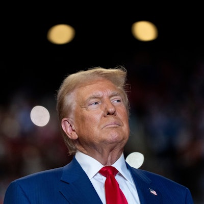 Der republikanische Präsidentschaftskandidat und frühere US-Präsident Donald Trump spricht bei einer Wahlkampfveranstaltung im Nassau Coliseum.