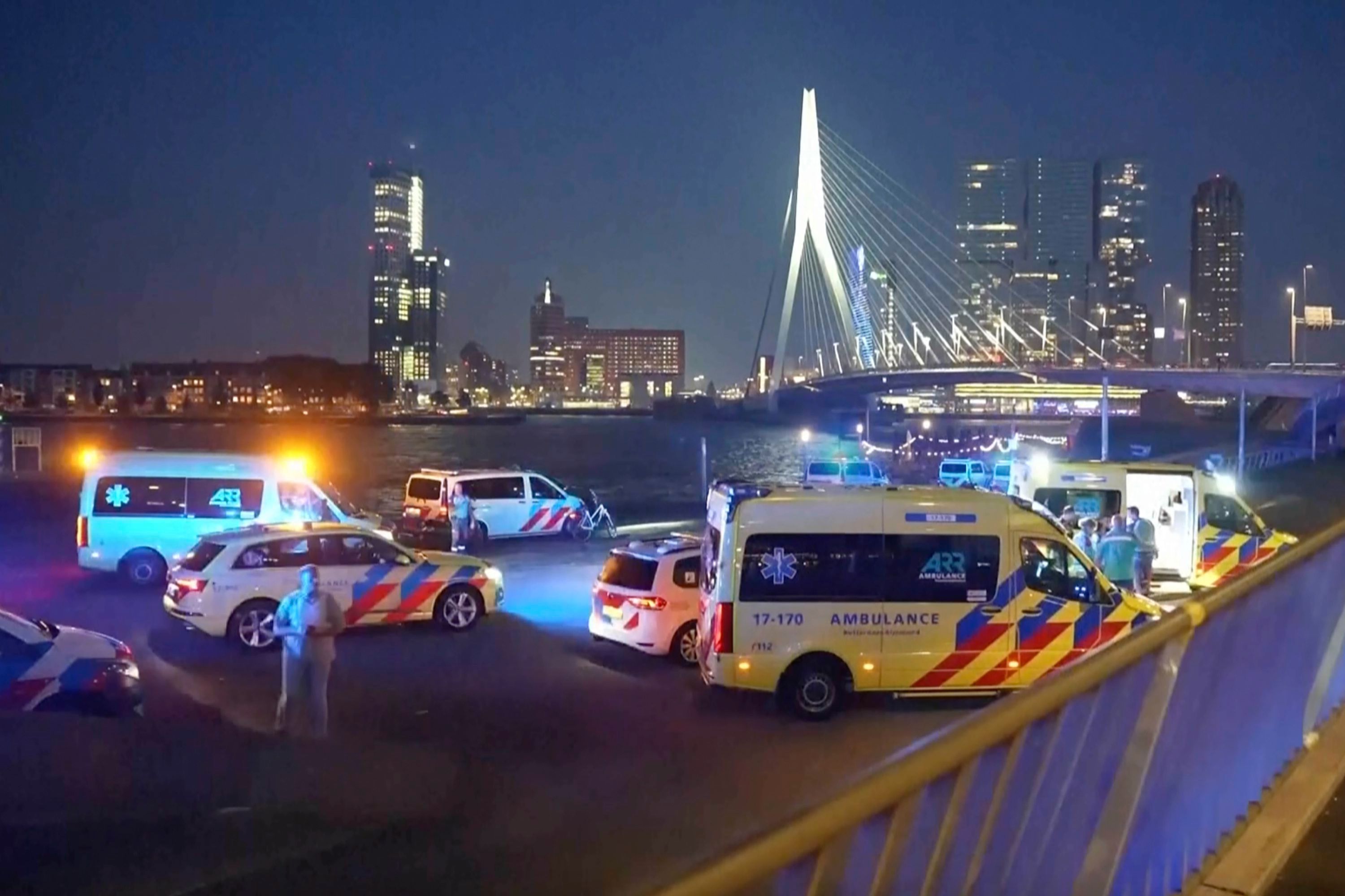 Einsatzkräfte stehen nach einer Messerstecherei am 19. September 2024 in der Hafenstadt Rotterdam nahe der Erasmusbrücke.