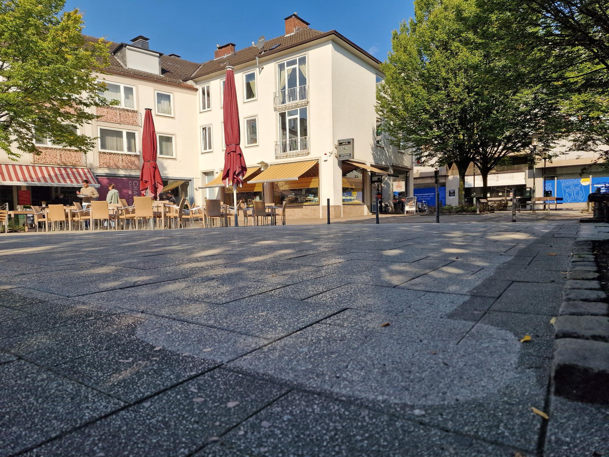 Der Fronhof in Solingen ist vier Wochen nach dem Attentat auf dem „Festival der Vielfalt“ teilweise gereinigt: Die Erinnerung an die drei Getöteten bleibt.