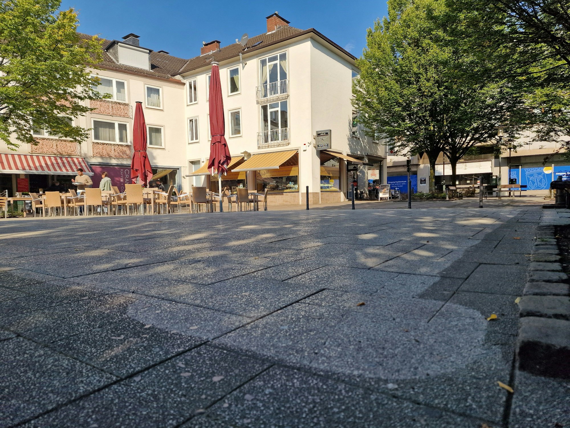 Der Fronhof in Solingen ist vier Wochen nach dem Attentat auf dem „Festival der Vielfalt“ teilweise gereinigt: Die Erinnerung an die drei Getöteten bleibt.