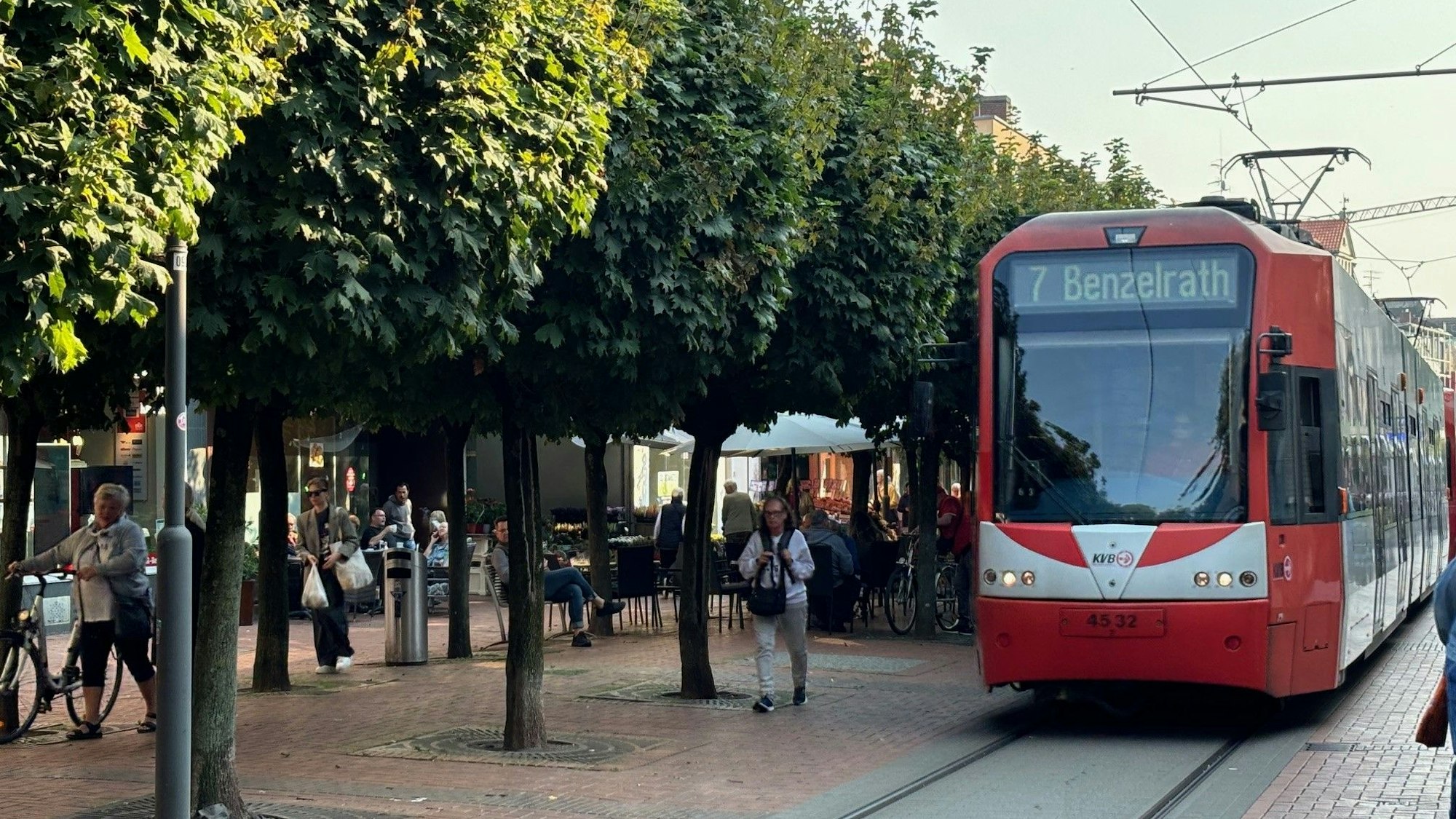 Die KVB-Linie 7, die Stadtbahnlinie mit Endstation Benzelrath, fährt durch die Fußgängerzone Frechen in der Hauptstraße.