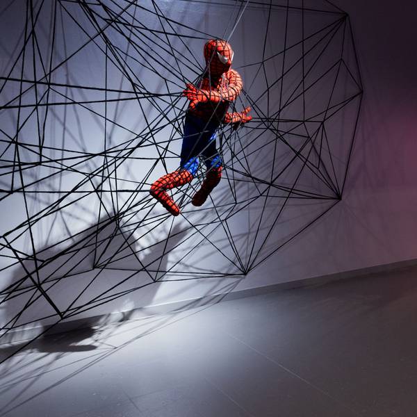 12.09.2024, Nordrhein-Westfalen, Düsseldorf: Eine Spiderman Figur aus Stoff in einem Netz ist in der Ausstellung «Superheroes» im NRW-Forum zu sehen. Die Ausstellung zeigt vom 13.09.2024 bis zum 11.05.2025 1600 Exponate, darunter Original-Zeichnungen, Medienkunstinstallationen, Skulpturen und Filmausschnitte.