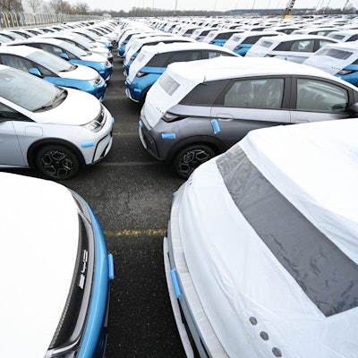 ARCHIV - 26.02.2024, Bremen, Bremerhaven: Zahlreiche Neuwagen des Modells Dolphin vom Autohersteller BYD stehen im BLG Auto Terminal Bremerhaven. (zu dpa: «Streit mit China: EU-Handelspolitiker hofft auf Entspannung») Foto: Lars Penning/dpa +++ dpa-Bildfunk +++