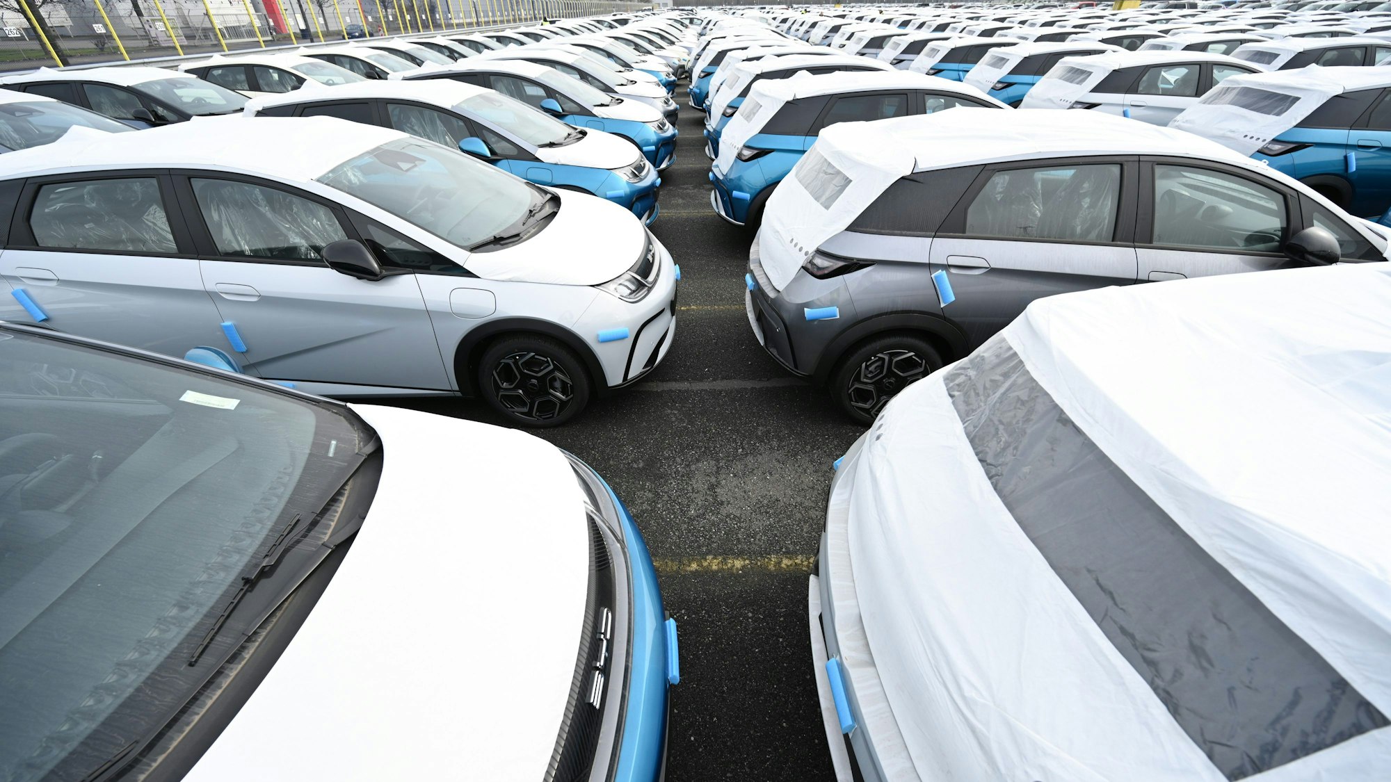 ARCHIV - 26.02.2024, Bremen, Bremerhaven: Zahlreiche Neuwagen des Modells Dolphin vom Autohersteller BYD stehen im BLG Auto Terminal Bremerhaven. (zu dpa: «Streit mit China: EU-Handelspolitiker hofft auf Entspannung») Foto: Lars Penning/dpa +++ dpa-Bildfunk +++