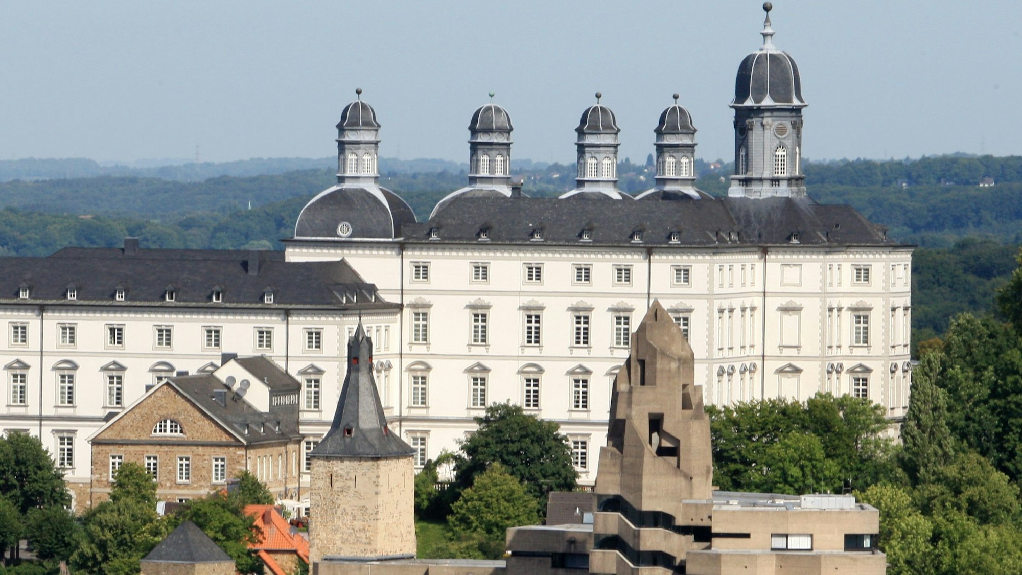 Das Bensberger Schloss ist zu sehen.