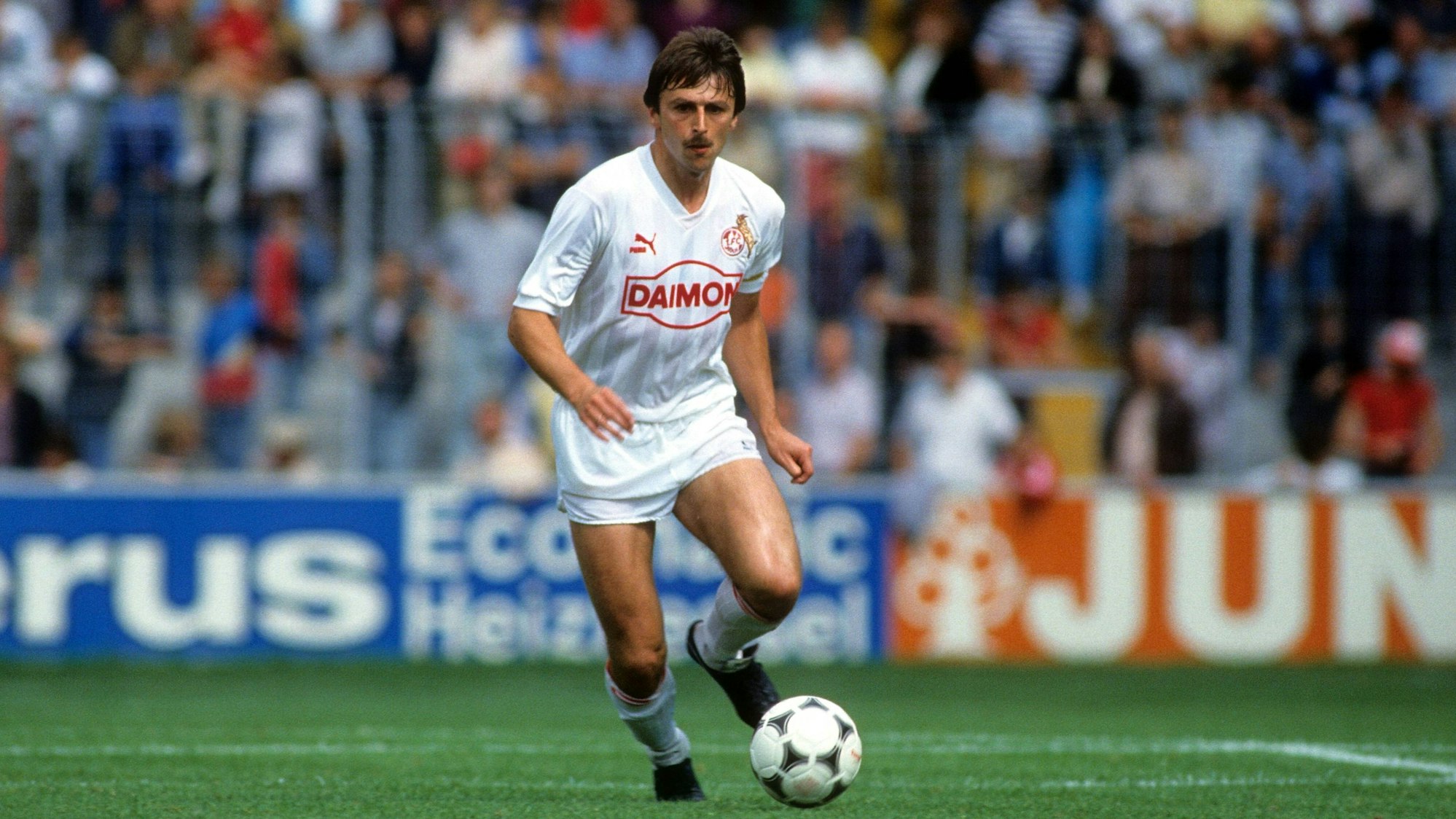 Klaus Allofs in der Saison 1985/86 im Spiel des 1. FC Köln auf dem Betzenberg in Kaiserslautern