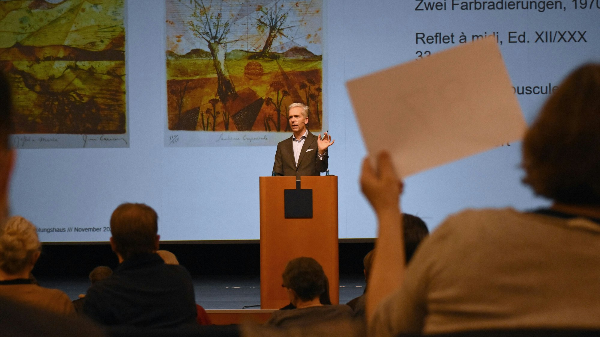 Markus Eisenbeis vom Auktionshaus „Van Ham“ versteigert die Werke, hier 2021.