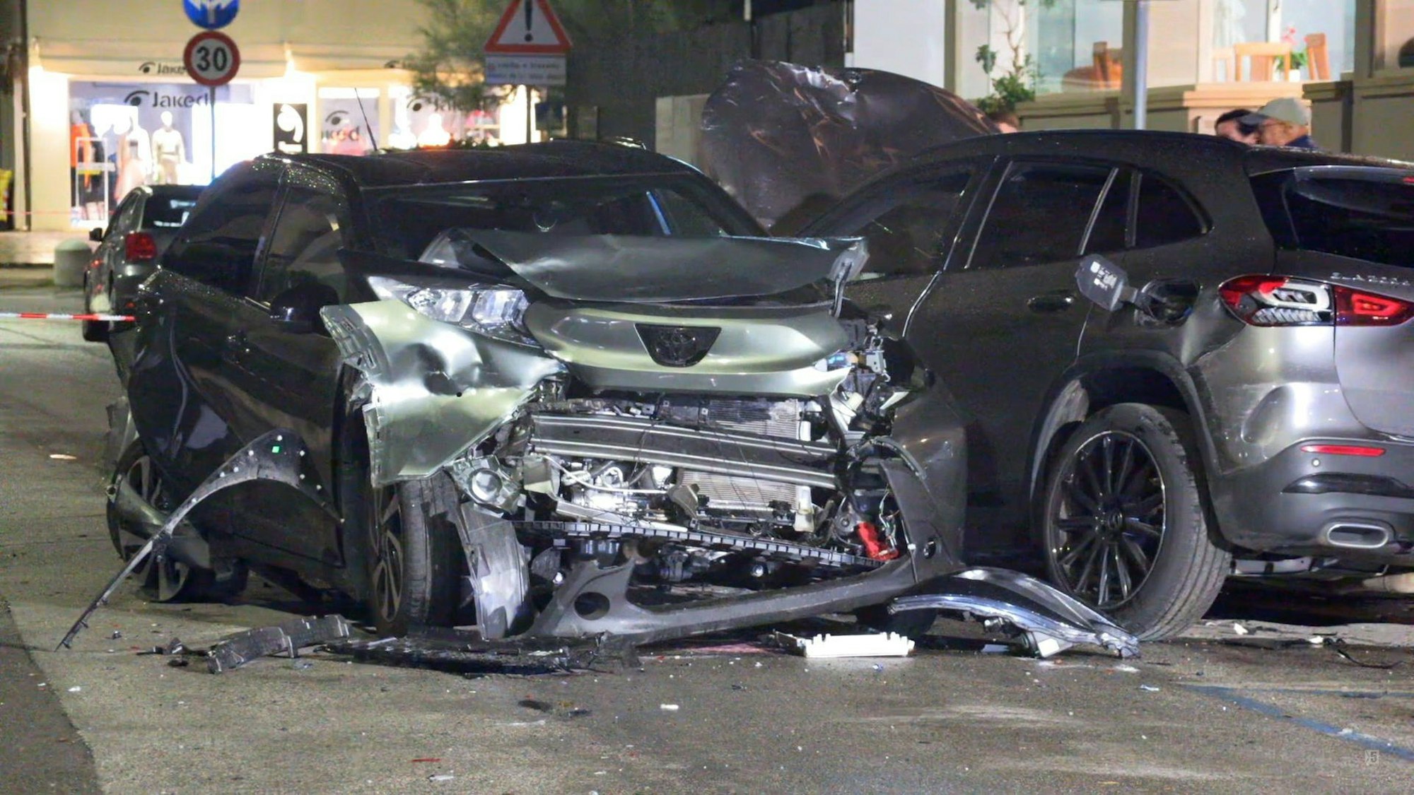 Zwei Autos stehen an der Unglücksstelle. Bei einem Verkehrsunfall in der Toskana sind zwei junge deutsche Frauen ums Leben gekommen.