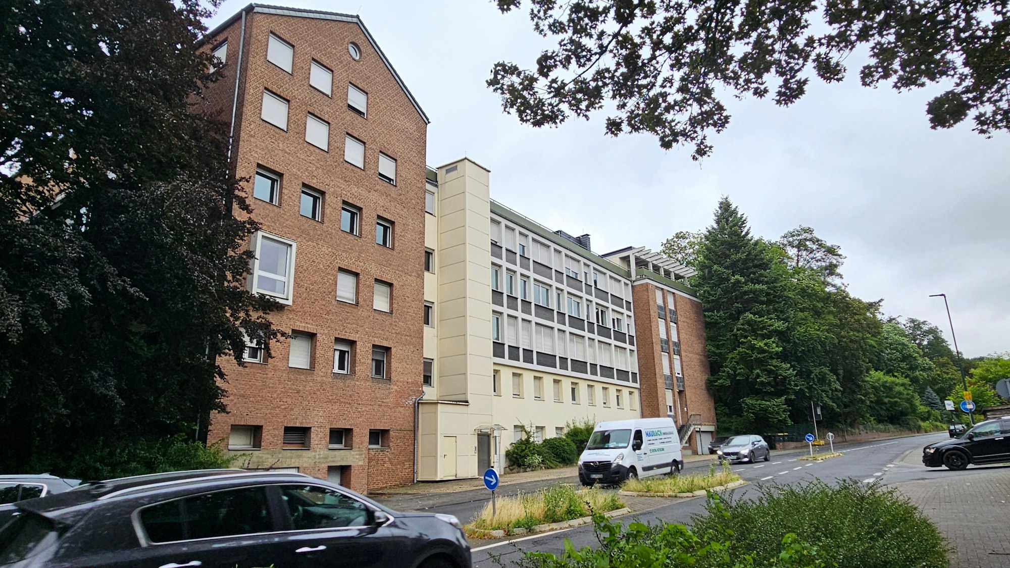 Zu sehen ist ein mehrstöckiges Gebäude.