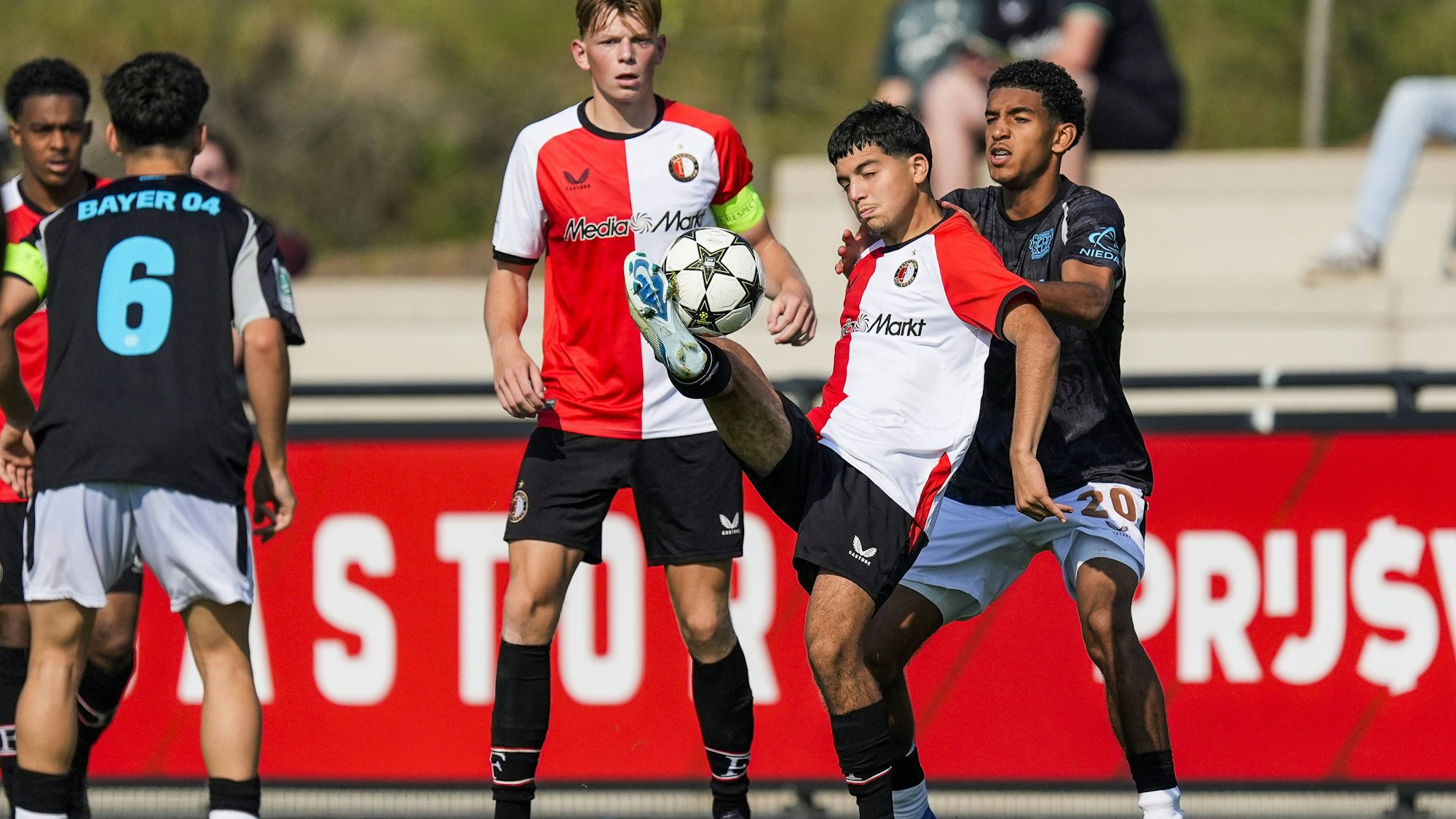 UEFA Youth League: Feyenoord U19 v Bayer 04 Leverkusen U19 Rotterdam - Nassim El Harmouz of Feyenoord O19, Francis Onyeka of Bayer 04 Leverkusen O19 during the first round of new format of the Youth League 2024/2025. The match is set between Feyenoord U19 and Bayer 04 Leverkusen U19 at Nieuw Varkenoord on 19 September 2024 in Rotterdam, The Netherlands. Copyright: xTomxBodex