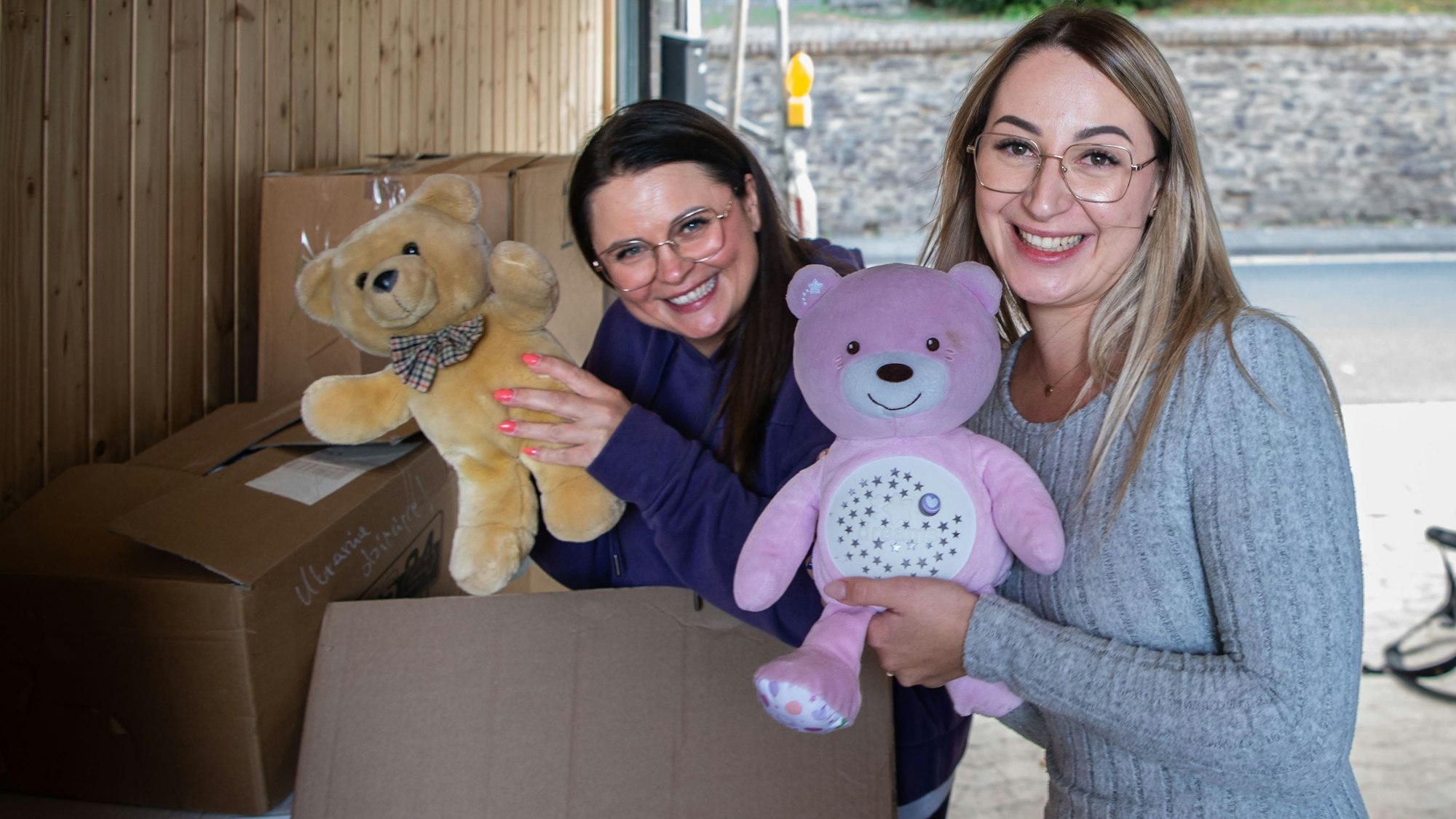 Das Bild zeigt die beiden Flamersheimerinnen, die jeweils ein Kuscheltier in den Händen haben.