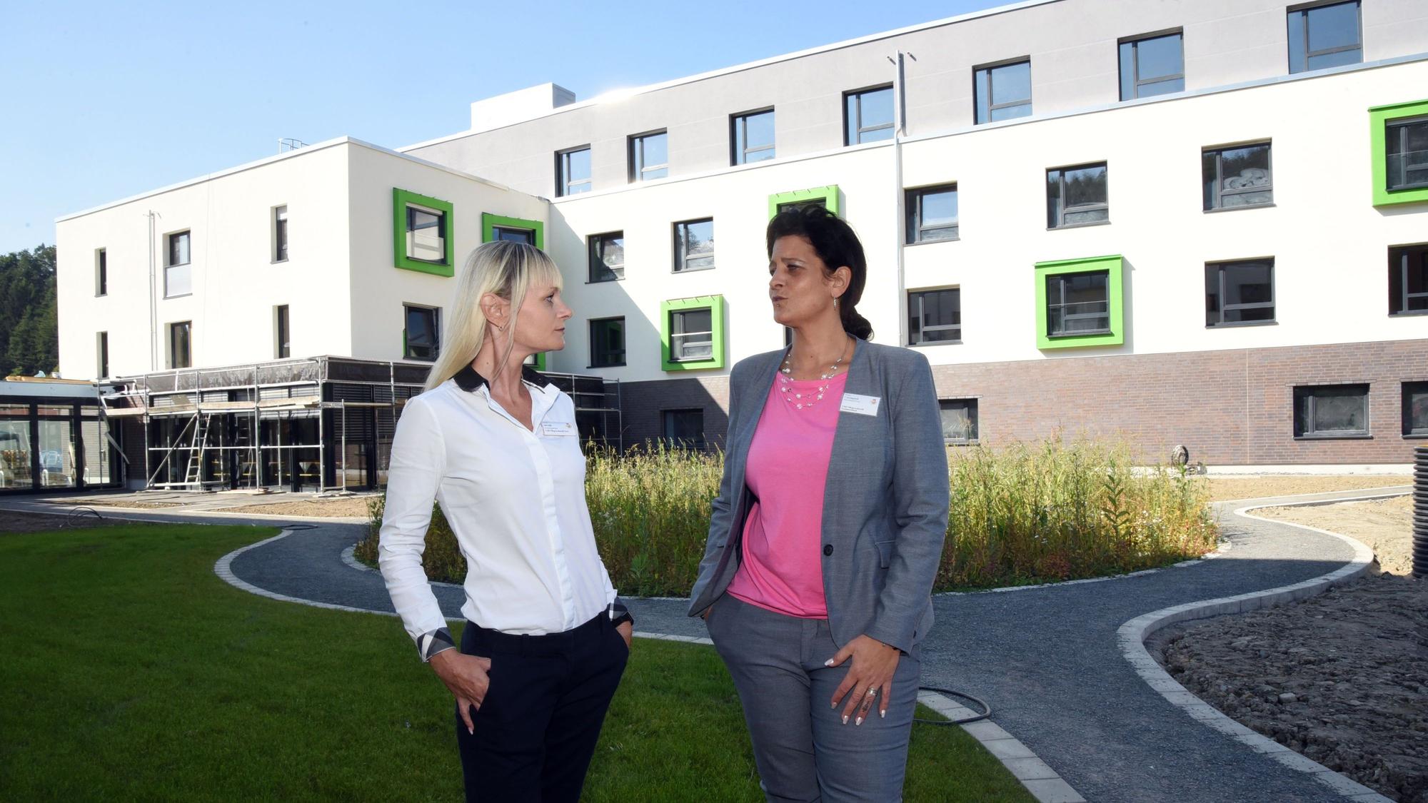 Zwei Frauen vor dem Gebäude.