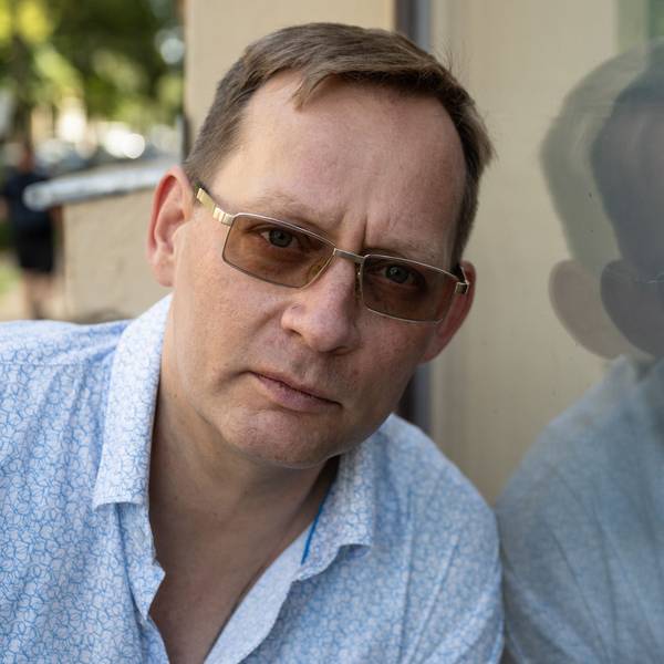 22.08.2024, Sachsen, Leipzig: Der Schriftsteller Clemens Meyer spiegelt sich in einer Fensterscheibe. In seinem neuen Roman ·Die Projektoren· nimmt Meyer auf rund 1000 Seiten seine Leserinnen und Leser mit in die deutsche und europäische - speziell jugoslawische - Vergangenheit und Gegenwart. Das ambitionierte Werk steht auf der Shortlist für den Deutschen Buchpreis.