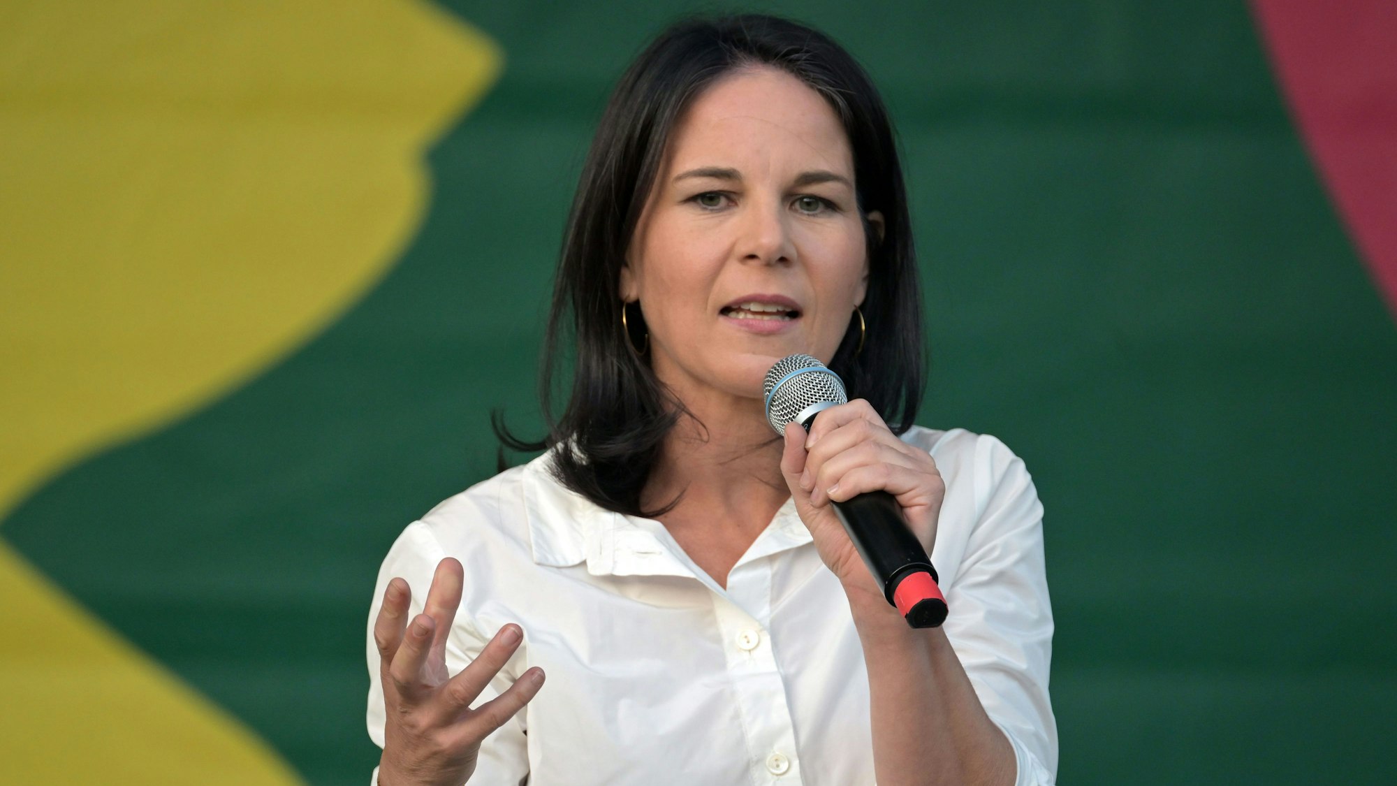 Außenministerin Annalena Baerbock (Bündnis 90/Die Grünen) spricht auf einer Bühne auf dem Bassinplatz.