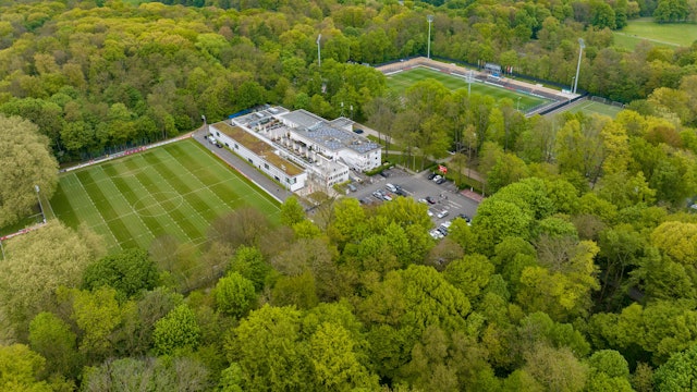 Das Geißbockheim von oben aufgenommen. Der 1. FC Köln wird seine Infrastruktur im Grüngürtel erweitern dürfen.