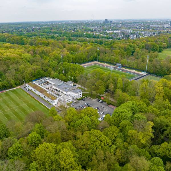 Das Geißbockheim von oben aufgenommen. Der 1. FC Köln wird seine Infrastruktur im Grüngürtel erweitern dürfen.