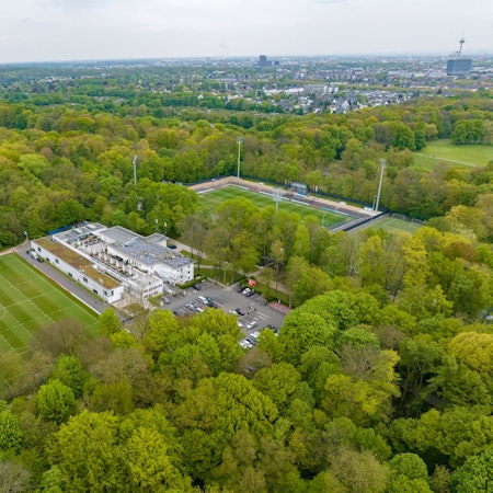 Das Geißbockheim von oben aufgenommen. Der 1. FC Köln wird seine Infrastruktur im Grüngürtel erweitern dürfen.