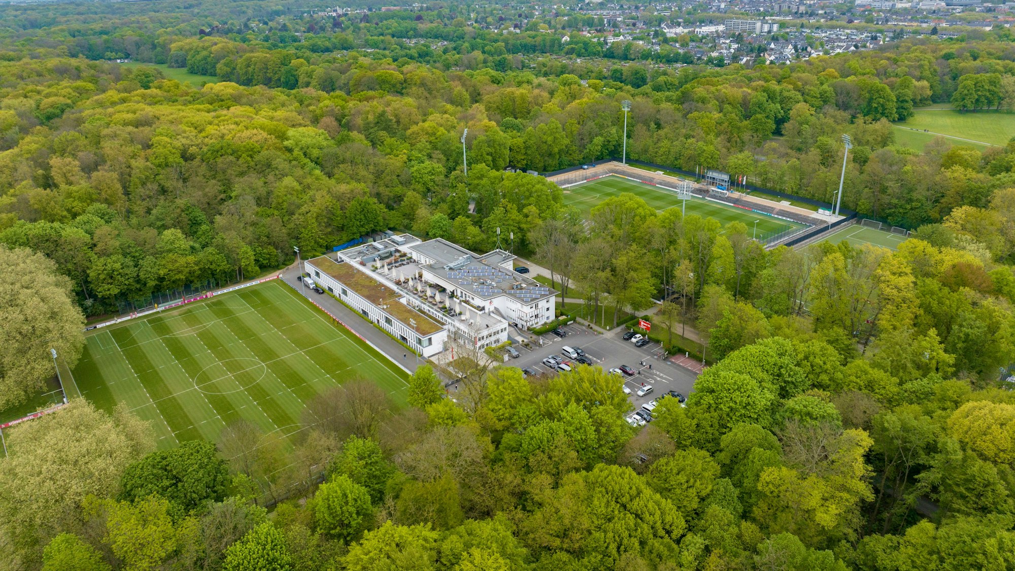 Das Geißbockheim von oben aufgenommen. Der 1. FC Köln wird seine Infrastruktur im Grüngürtel erweitern dürfen.
