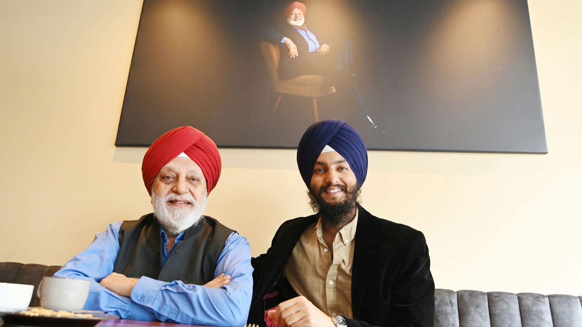 Papa Satpal Singh Bhasin und Sohn Damandeep Singh Bhasin im neu eröffneten Restaurant an der Luxemburger Straße 42