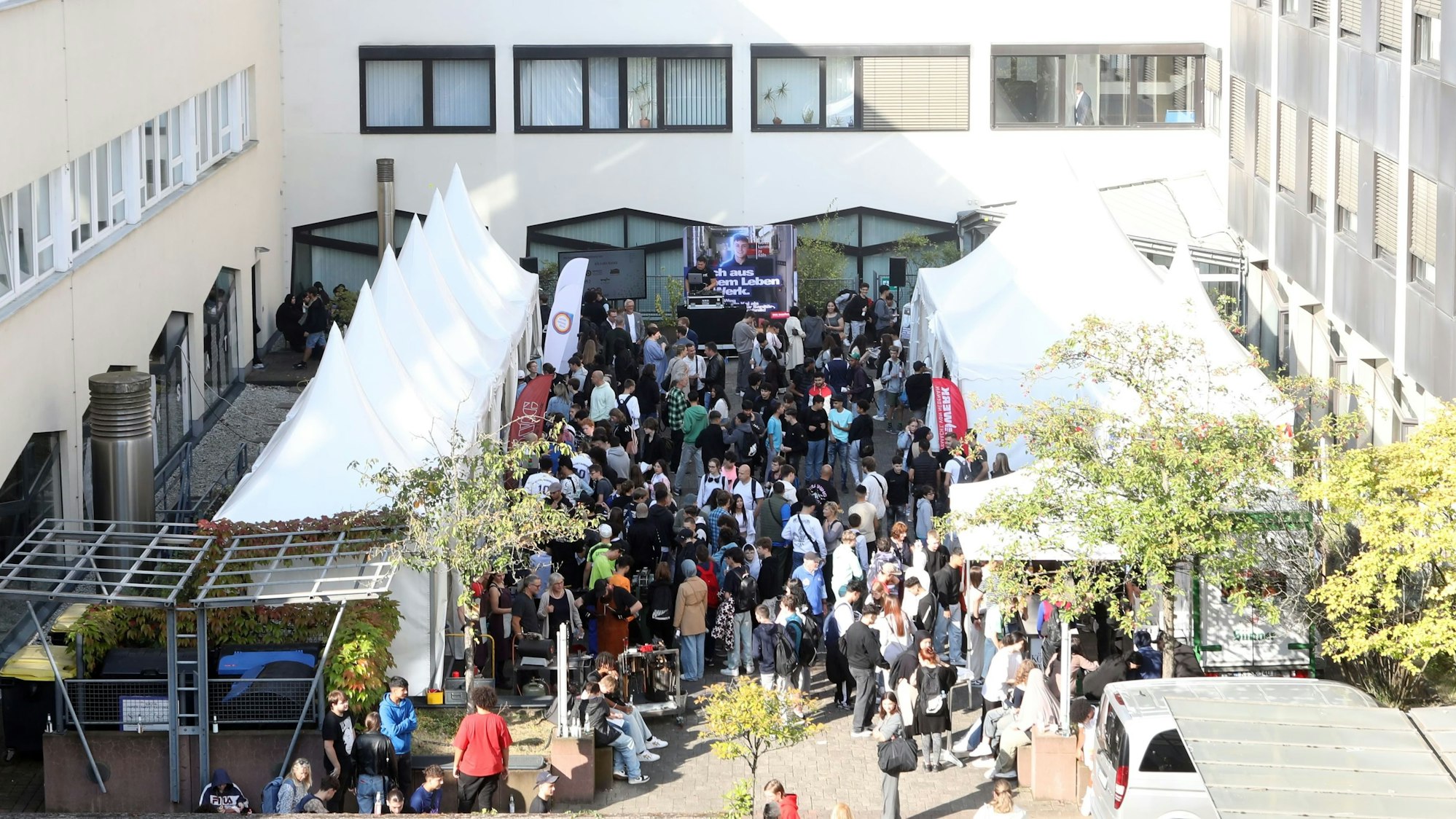 Der Innenhof der Handwerkskammer war am Freitagvormittag gut gefüllt.