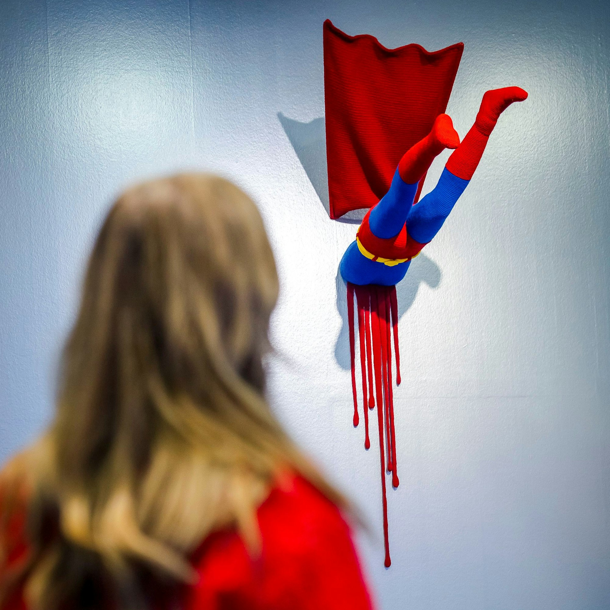 Besucherin vor dem Superman von Patricia Waller in der Superheroes-Ausstellung, Foto: © Anne Orthen