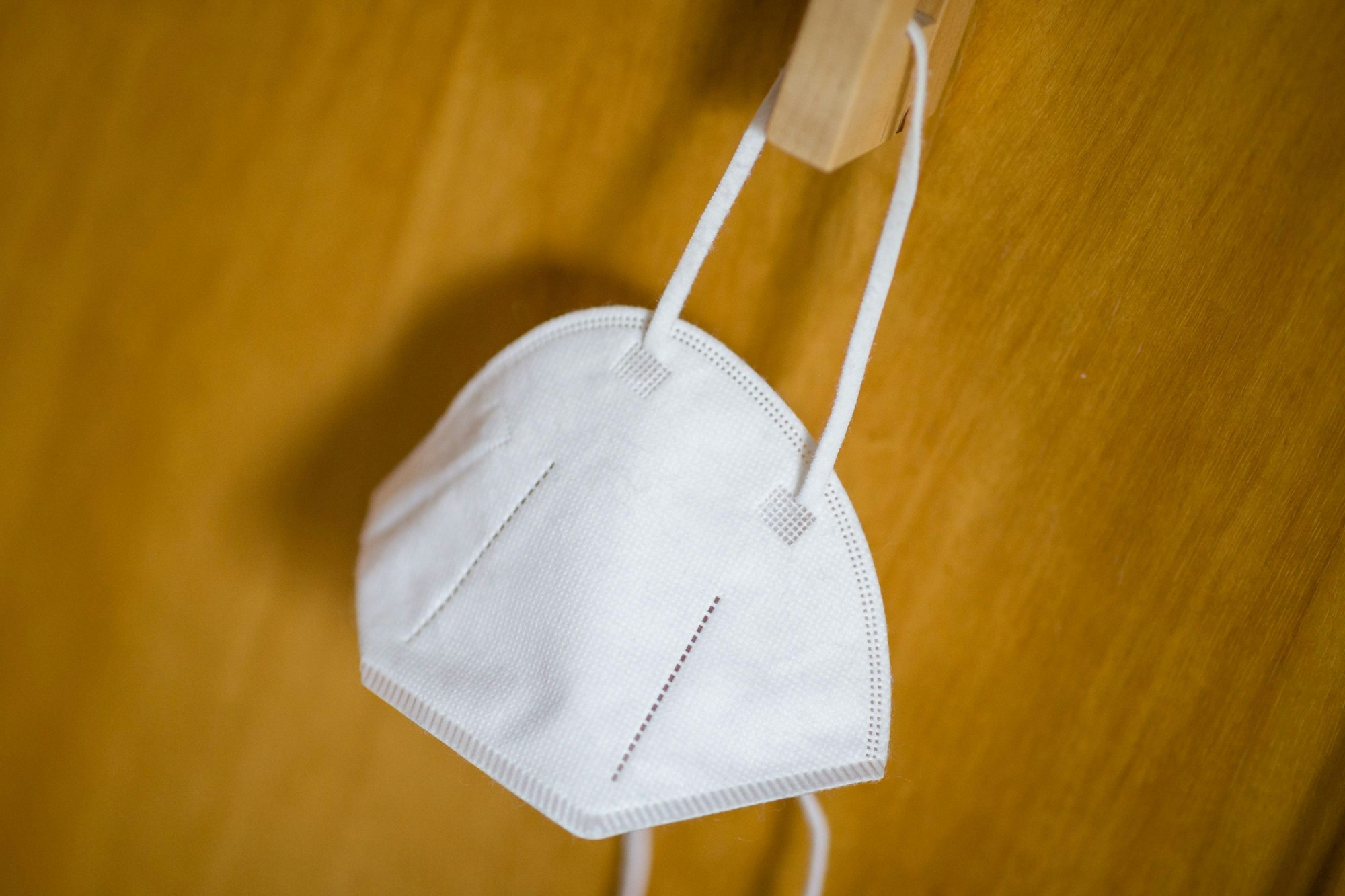 ARCHIV - 22.03.2021, Bayern, Nürnberg: Eine FFP2-Maske hängt an einem Haken. (zu dpa: «Gericht verhandelt mutmaßlichen Schutzmasken-Betrug») Foto: Daniel Karmann/dpa +++ dpa-Bildfunk +++