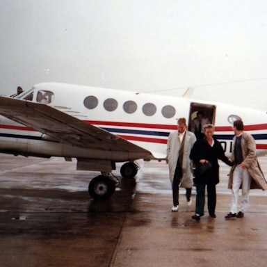 Privatjet mit drei Passagieren auf dem Rollfeld
