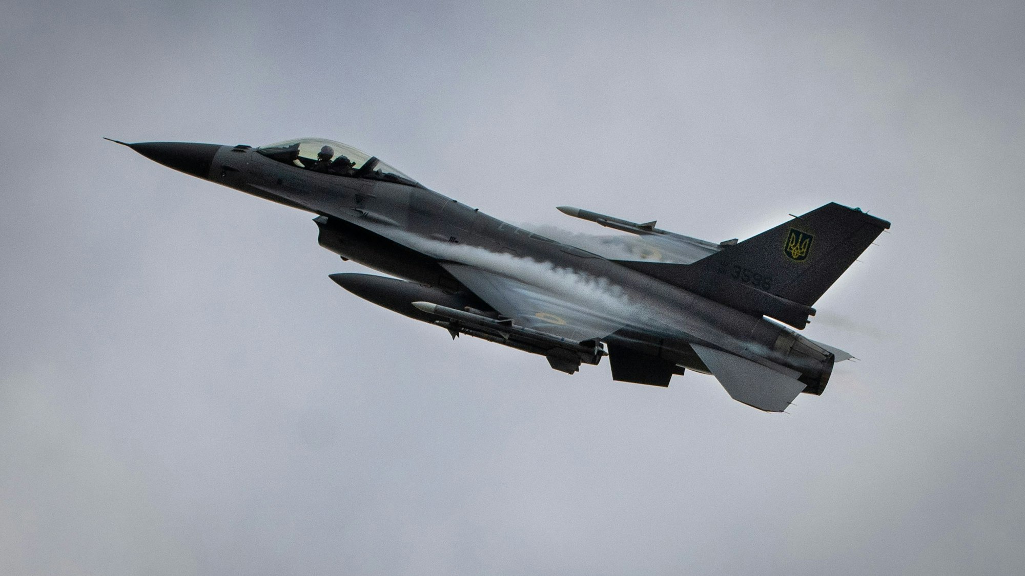 Ein F-16-Kampfjet (hier ein Archivfoto) musste über der Eifel zwei Treibstofftanks abwerfen.