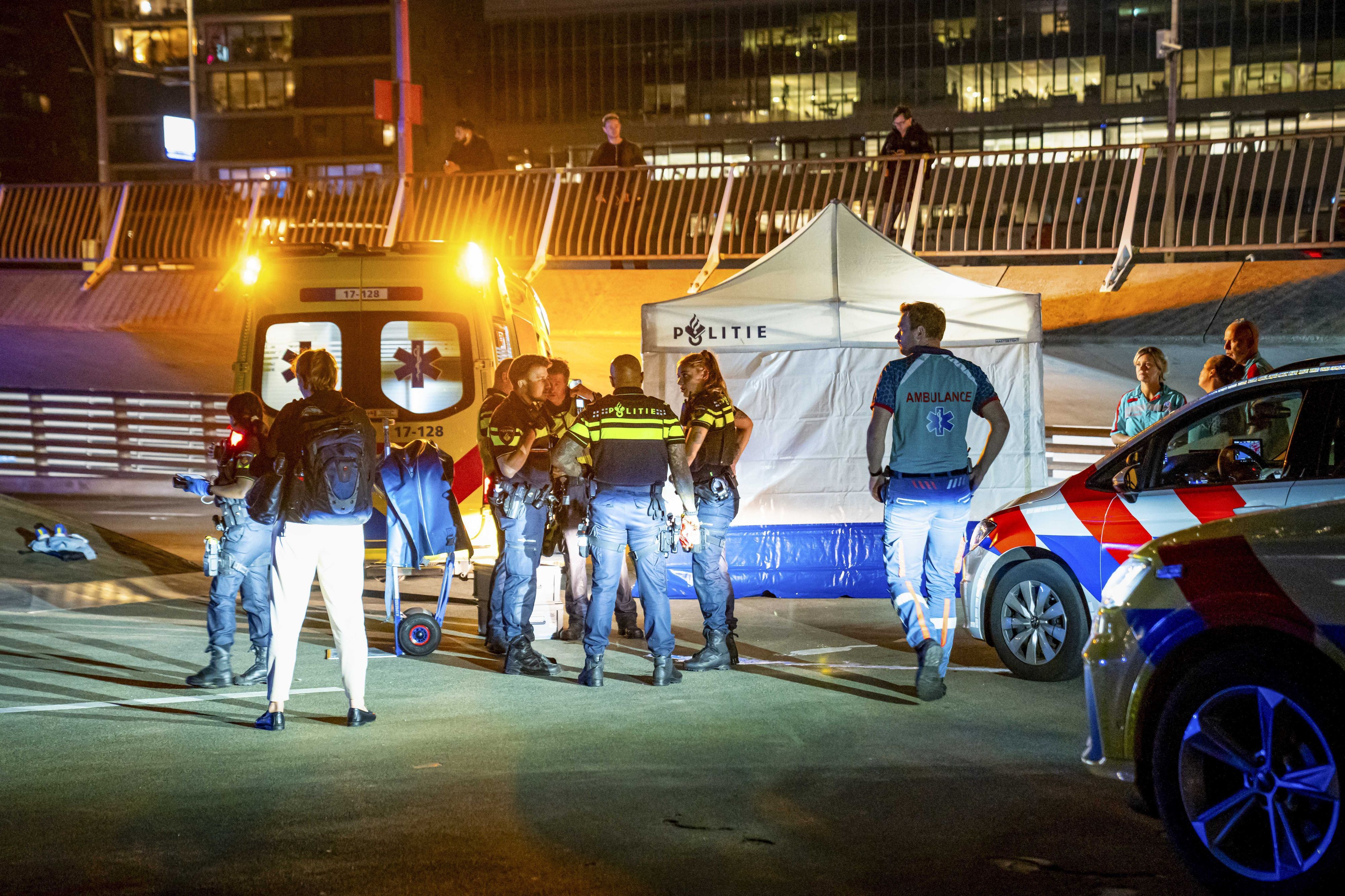 Rettungskräfte und Polizei sind an einem Tatort im Einsatz.