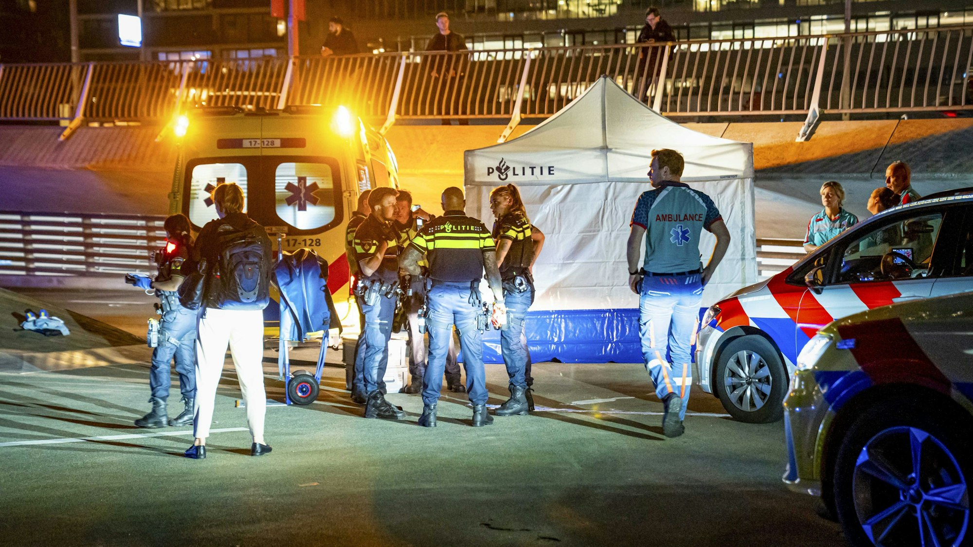Rettungskräfte und Polizei sind an einem Tatort im Einsatz.
