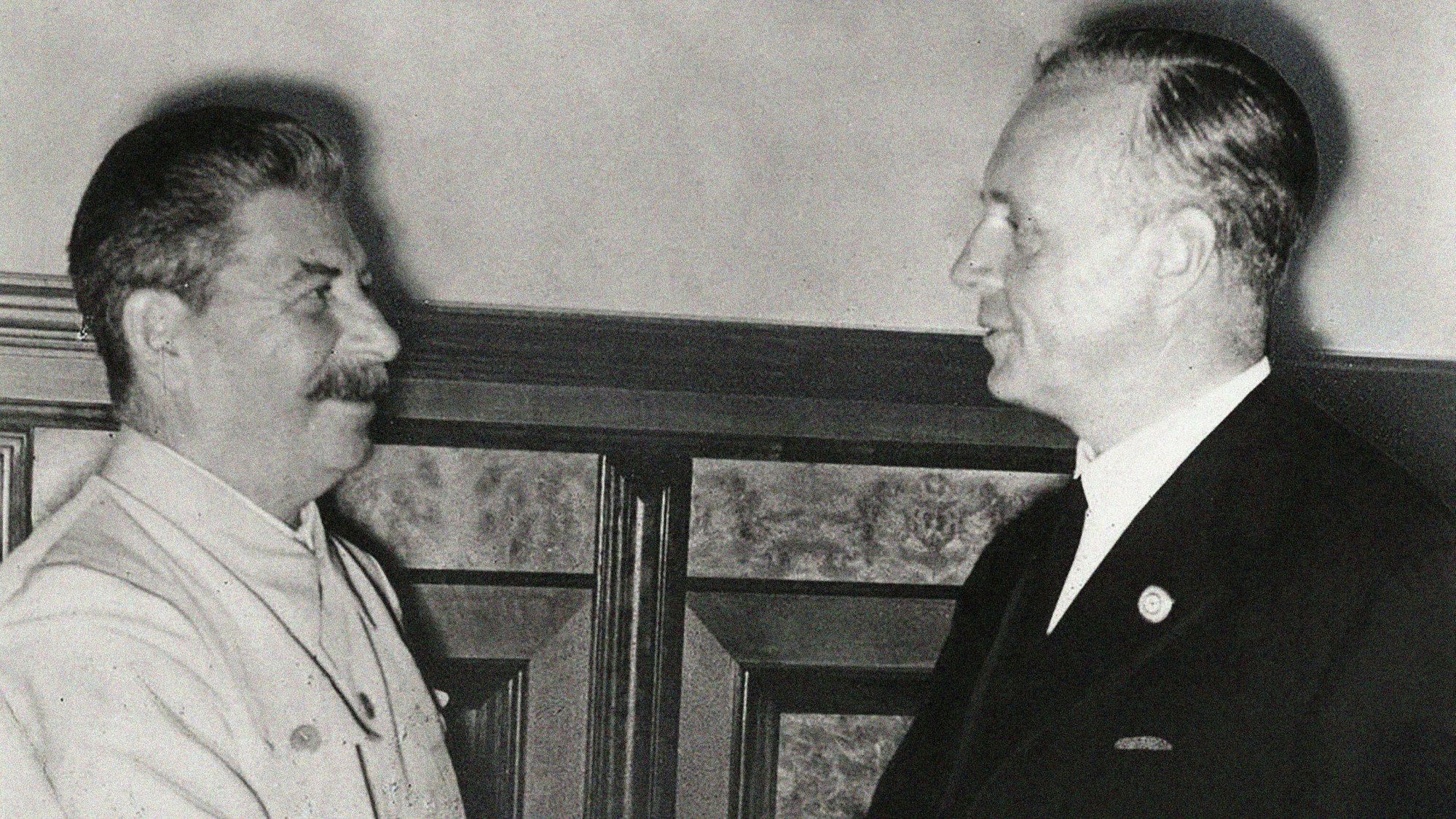 Josef Stalin und Joachim von Ribbentrop beim Handschlag im August 1939. (Archivbild)