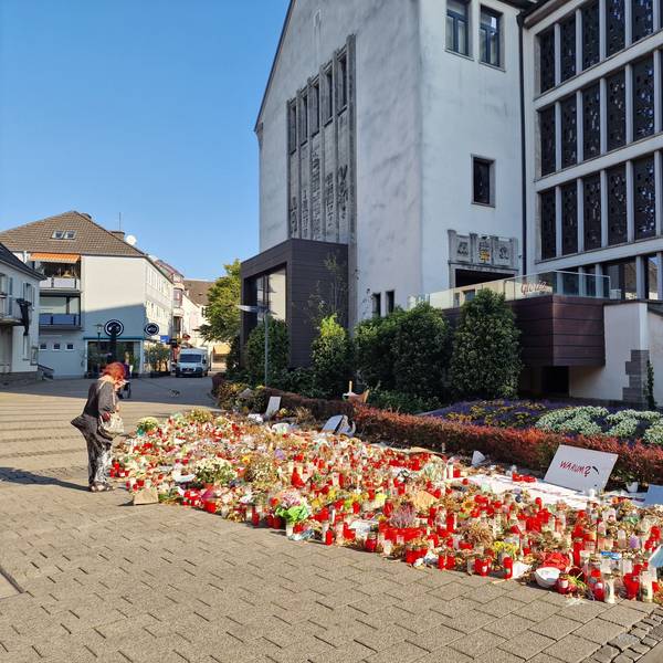 Der Fronhof in Soligen vier Wochen nach dem Attentat während der 650-Jahr-Feier.