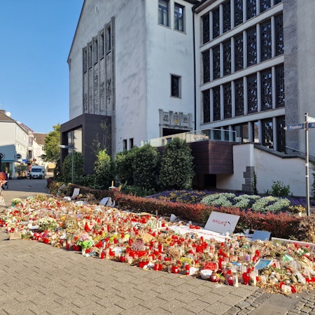 Der Fronhof in Soligen vier Wochen nach dem Attentat während der 650-Jahr-Feier.